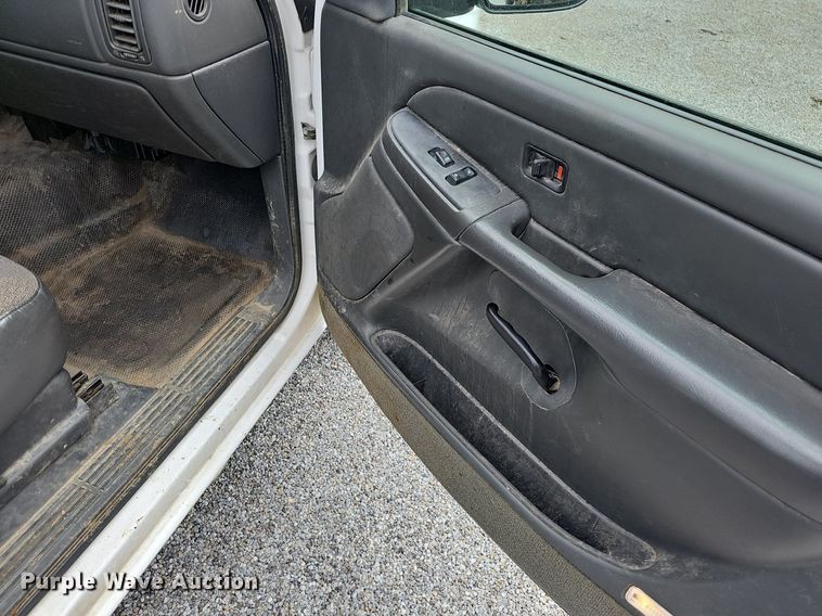 image for item EJ6199 2004 Chevrolet Silverado 1500 pickup truck