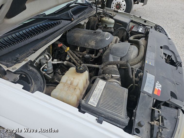 image for item EJ6199 2004 Chevrolet Silverado 1500 pickup truck