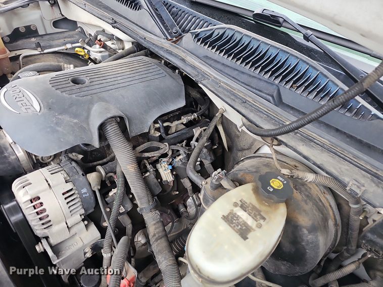 image for item EJ6199 2004 Chevrolet Silverado 1500 pickup truck