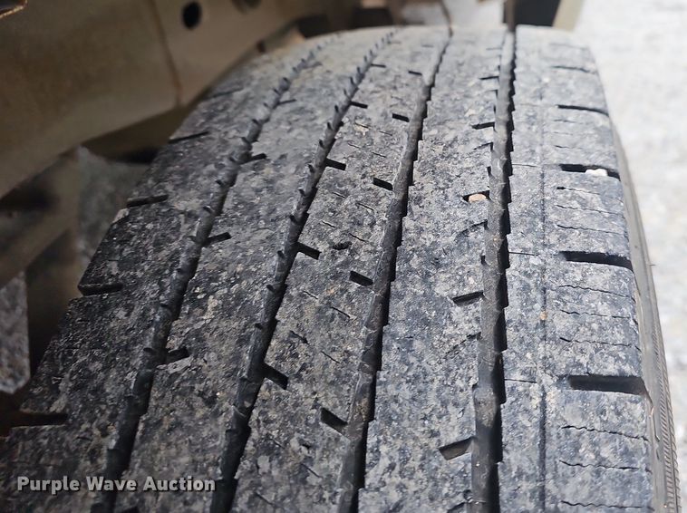 image for item EJ6199 2004 Chevrolet Silverado 1500 pickup truck