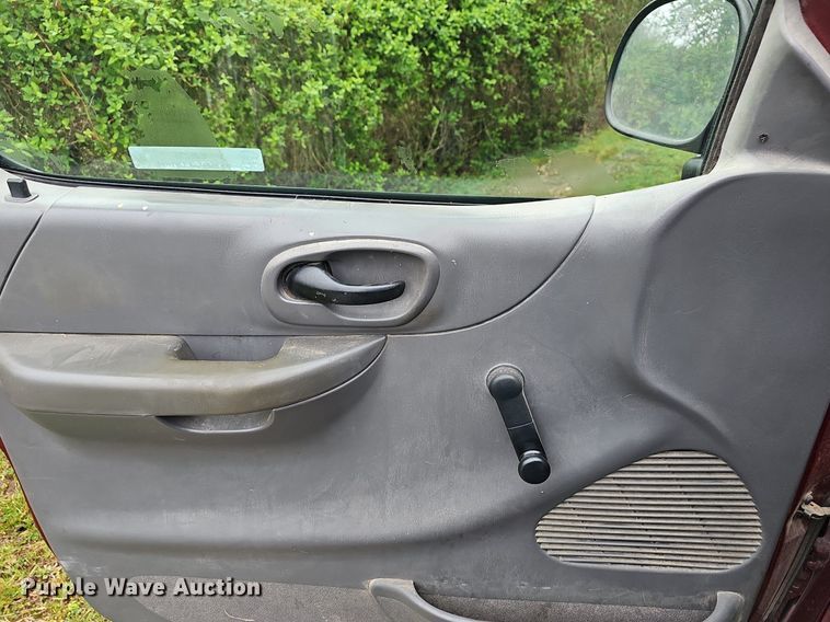 image for item EJ6235 2003 Ford F150 XL pickup truck
