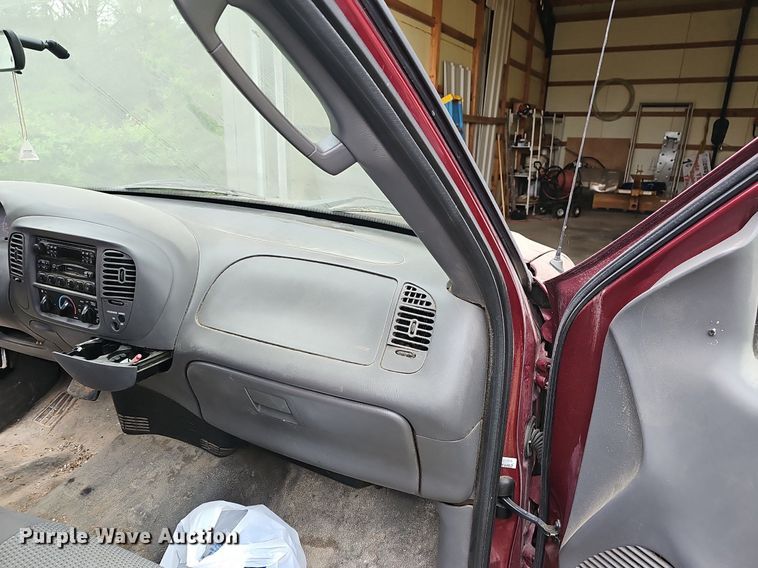 image for item EJ6235 2003 Ford F150 XL pickup truck