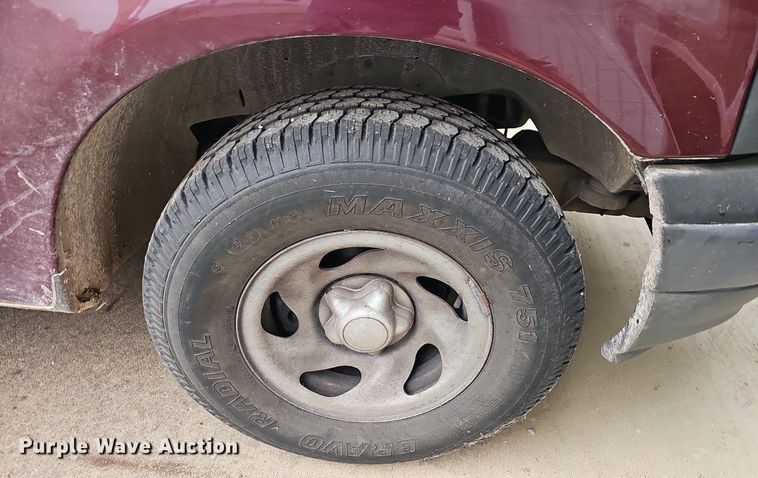 image for item EJ6235 2003 Ford F150 XL pickup truck