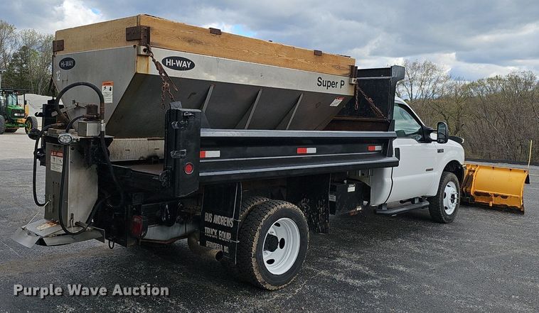 image for item EJ6242 2004 Ford  F550 Super Duty XL dump truck