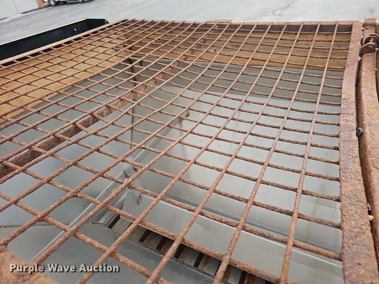 image for item EJ6242 2004 Ford  F550 Super Duty XL dump truck