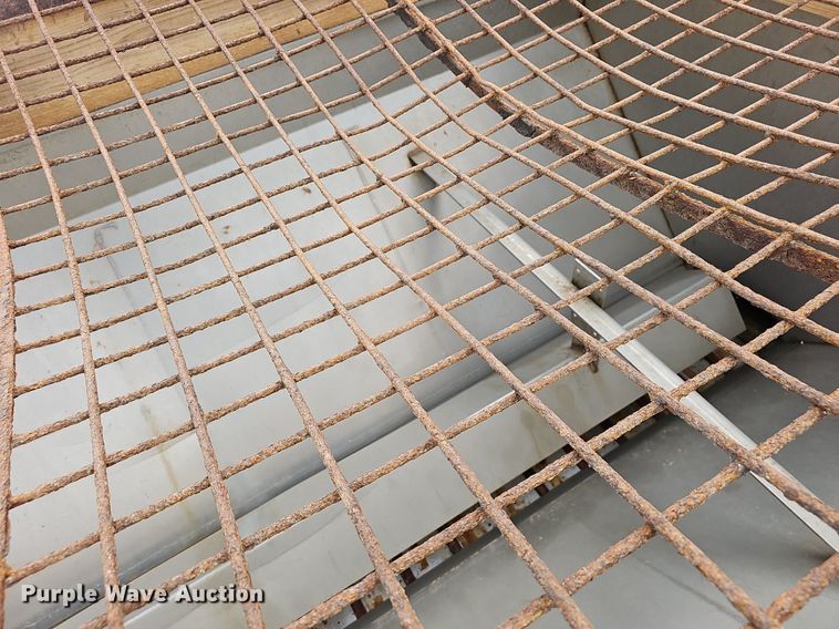 image for item EJ6242 2004 Ford  F550 Super Duty XL dump truck