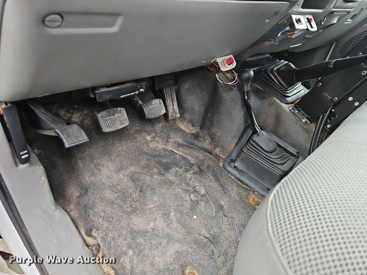 image for item EJ6242 2004 Ford  F550 Super Duty XL dump truck