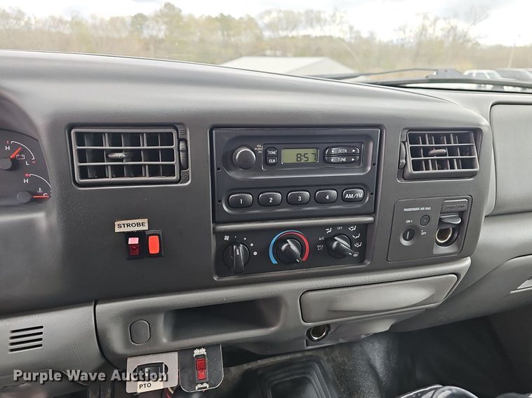 image for item EJ6242 2004 Ford  F550 Super Duty XL dump truck