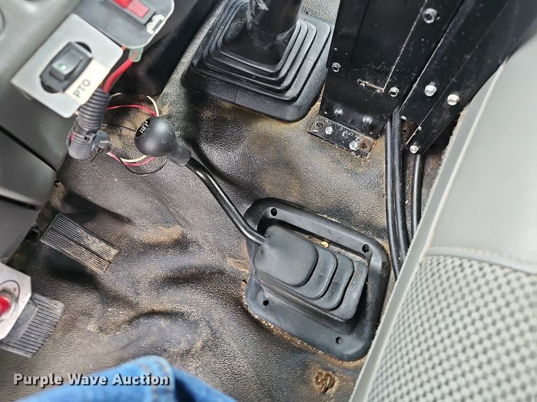 image for item EJ6242 2004 Ford  F550 Super Duty XL dump truck