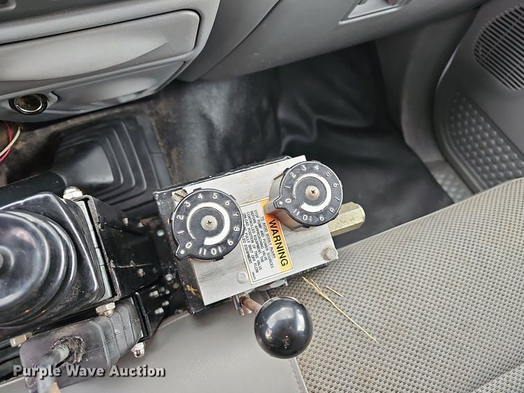 image for item EJ6242 2004 Ford  F550 Super Duty XL dump truck