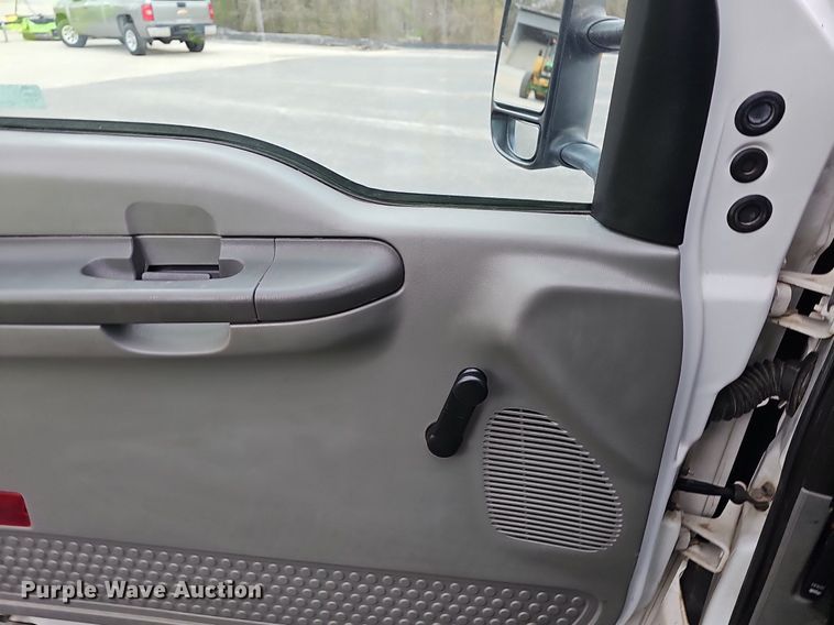 image for item EJ6242 2004 Ford  F550 Super Duty XL dump truck