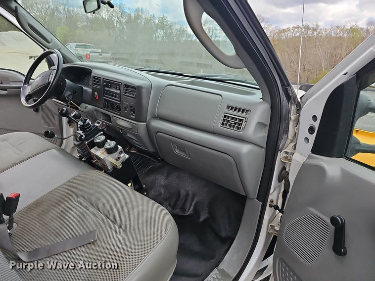 image for item EJ6242 2004 Ford  F550 Super Duty XL dump truck