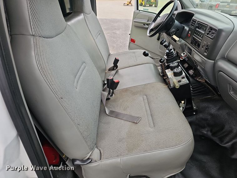 image for item EJ6242 2004 Ford  F550 Super Duty XL dump truck