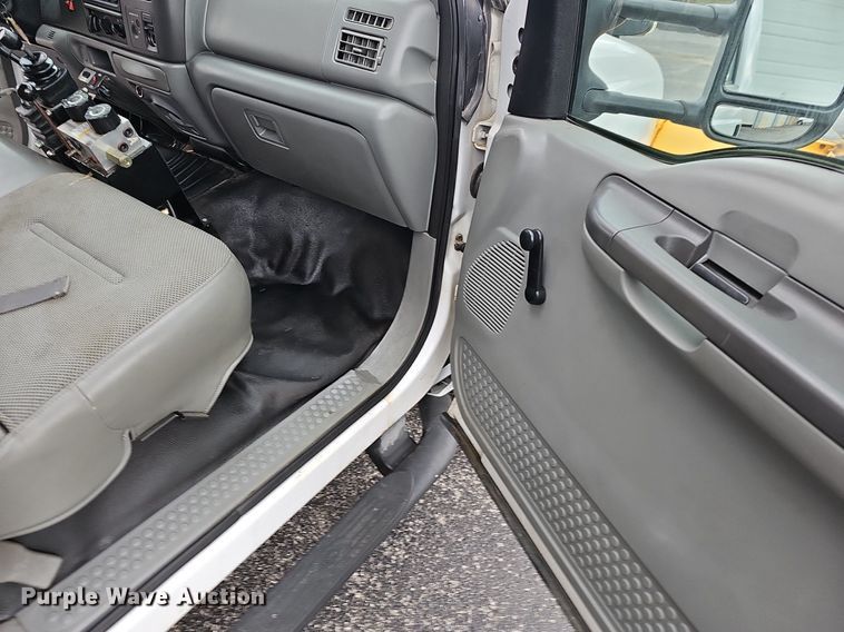 image for item EJ6242 2004 Ford  F550 Super Duty XL dump truck