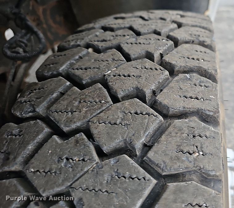 image for item EJ6242 2004 Ford  F550 Super Duty XL dump truck