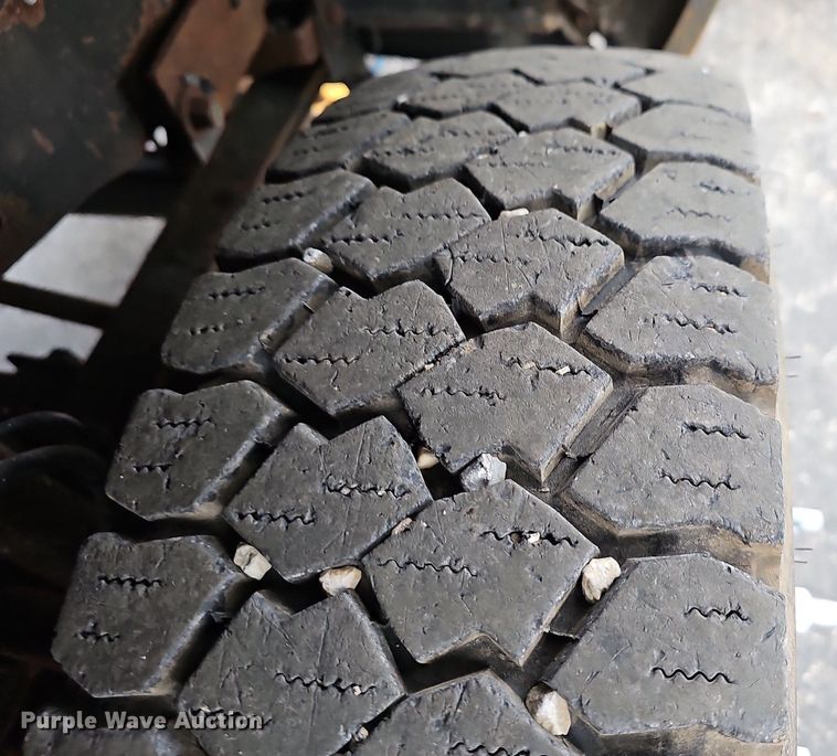 image for item EJ6242 2004 Ford  F550 Super Duty XL dump truck