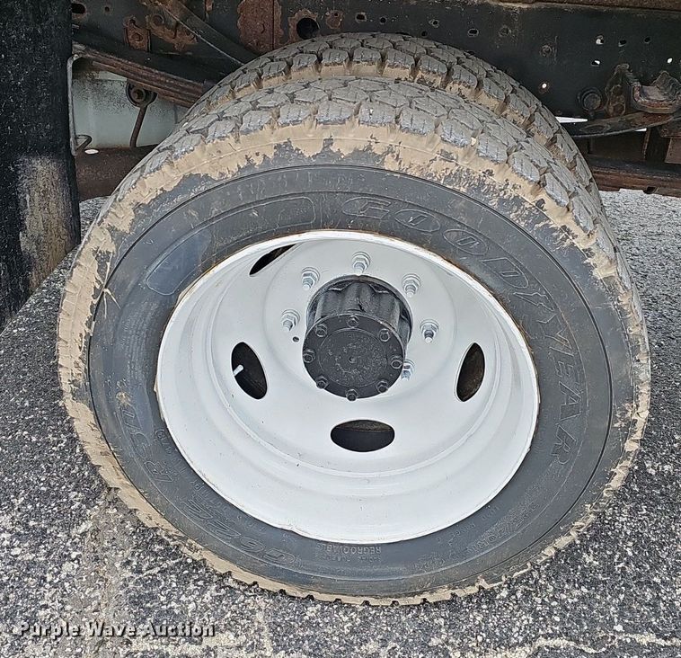 image for item EJ6242 2004 Ford  F550 Super Duty XL dump truck