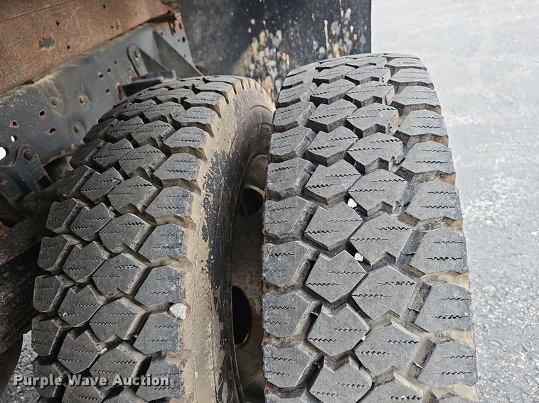 image for item EJ6242 2004 Ford  F550 Super Duty XL dump truck