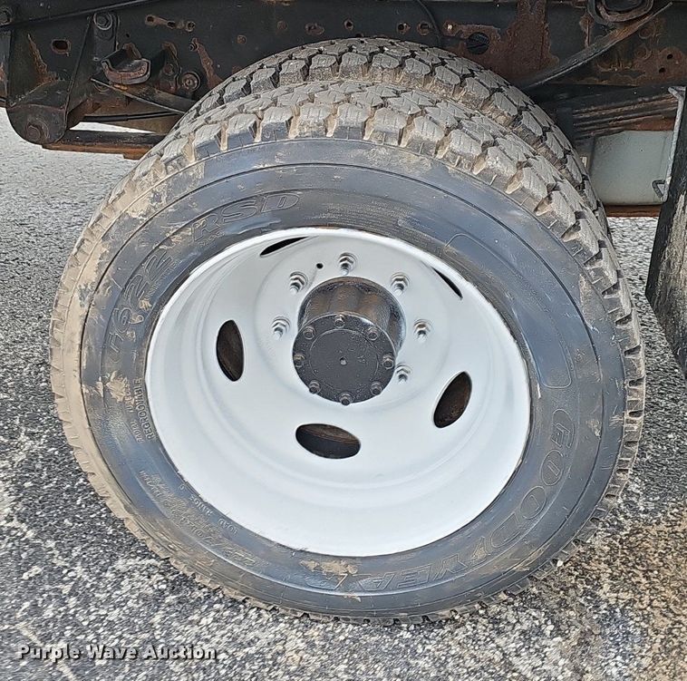 image for item EJ6242 2004 Ford  F550 Super Duty XL dump truck