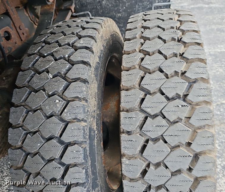 image for item EJ6242 2004 Ford  F550 Super Duty XL dump truck