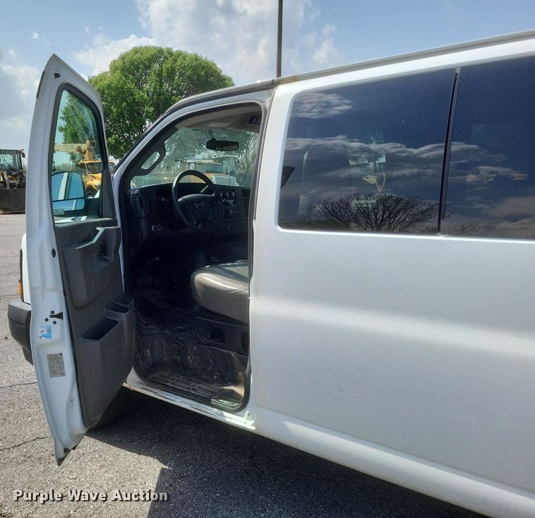 image for item EJ7858 2017 GMC Savana 3500 van