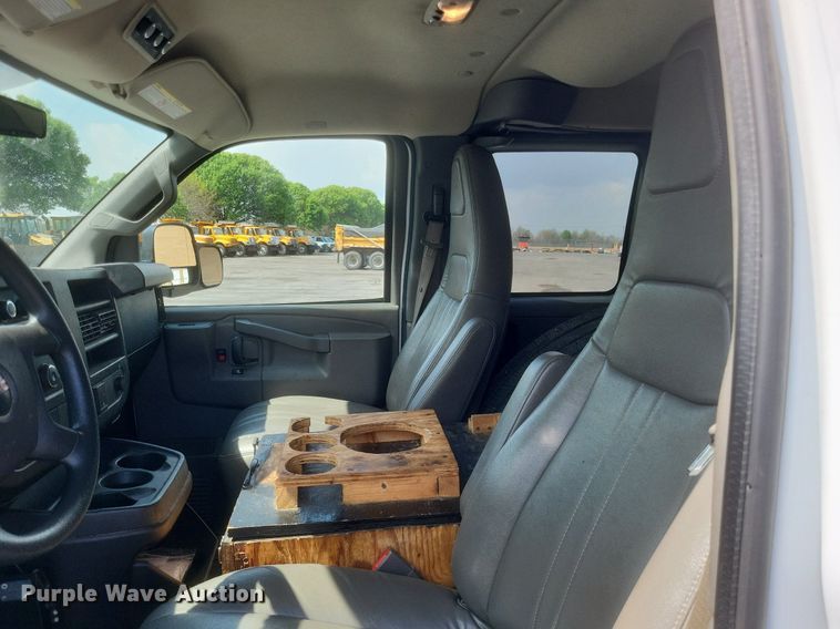 image for item EJ7858 2017 GMC Savana 3500 van