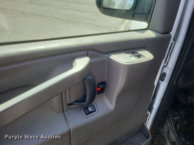 image for item EJ7858 2017 GMC Savana 3500 van