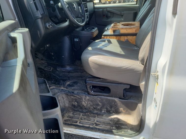 image for item EJ7858 2017 GMC Savana 3500 van