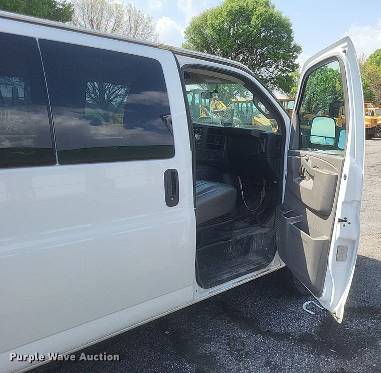 image for item EJ7858 2017 GMC Savana 3500 van