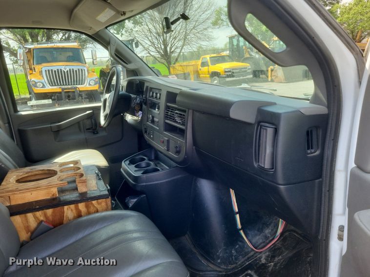 image for item EJ7858 2017 GMC Savana 3500 van