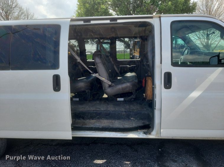 image for item EJ7858 2017 GMC Savana 3500 van