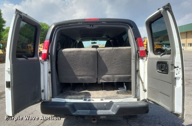 image for item EJ7858 2017 GMC Savana 3500 van