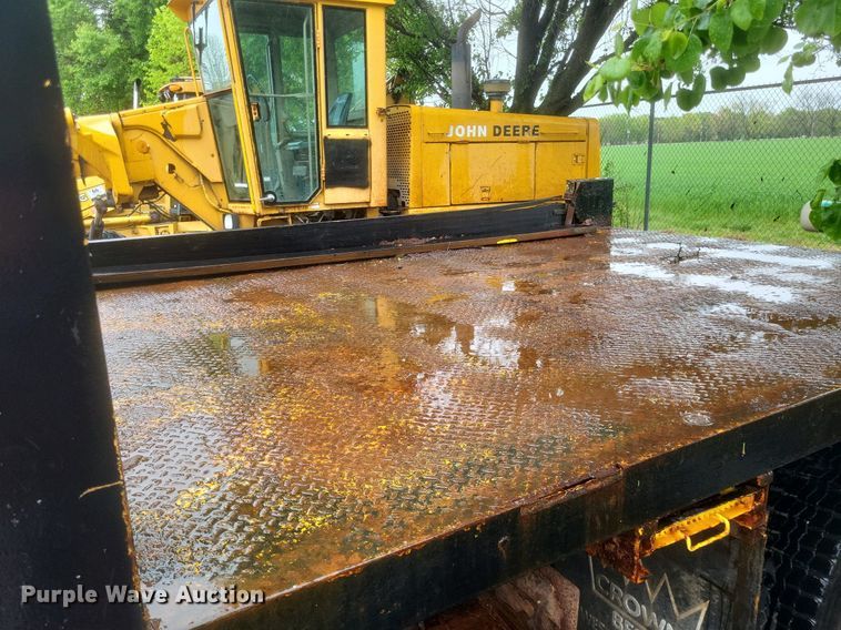 image for item EJ7882 2002 International 4900 flatbed truck