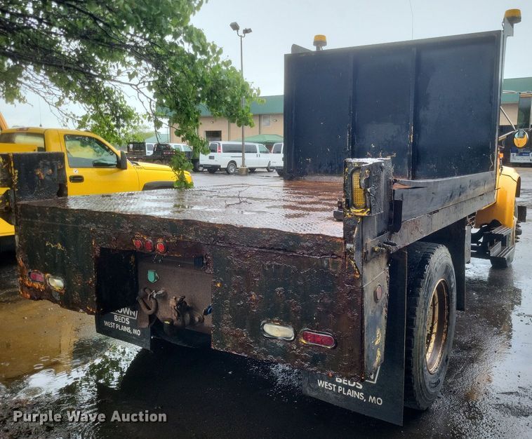 image for item EJ7882 2002 International 4900 flatbed truck