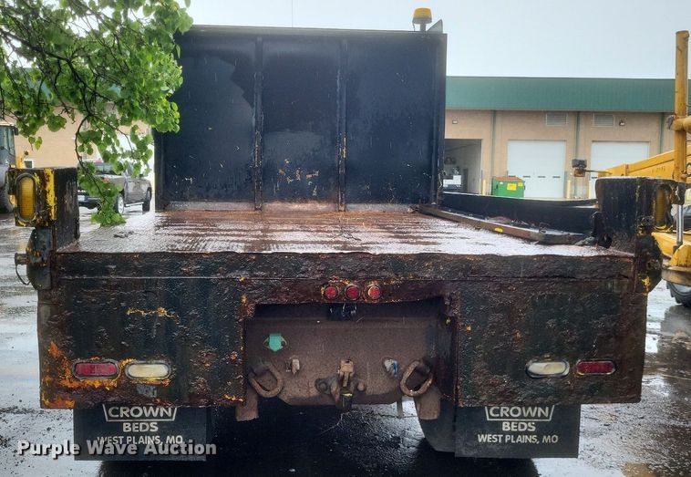 image for item EJ7882 2002 International 4900 flatbed truck