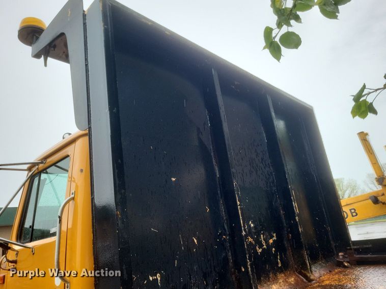 image for item EJ7882 2002 International 4900 flatbed truck