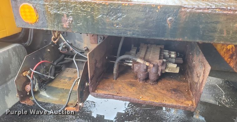 image for item EJ7882 2002 International 4900 flatbed truck