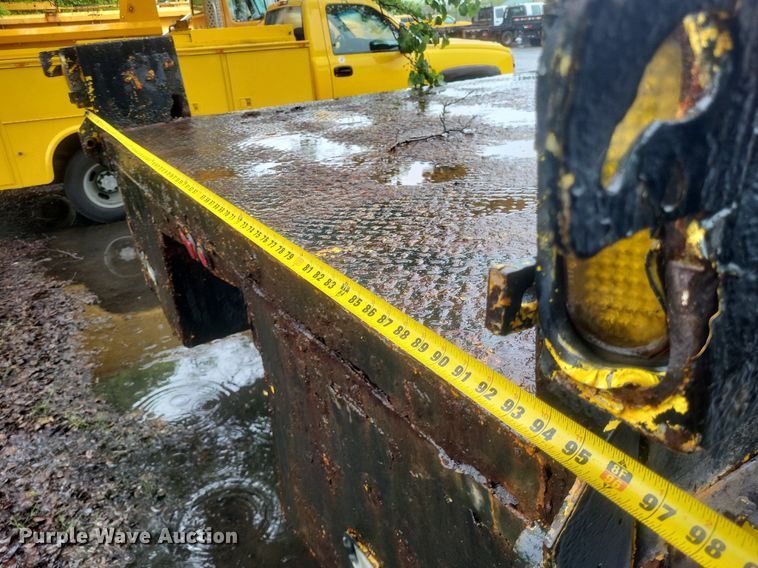 image for item EJ7882 2002 International 4900 flatbed truck