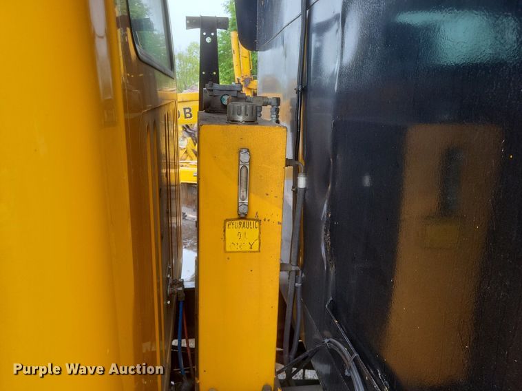 image for item EJ7882 2002 International 4900 flatbed truck