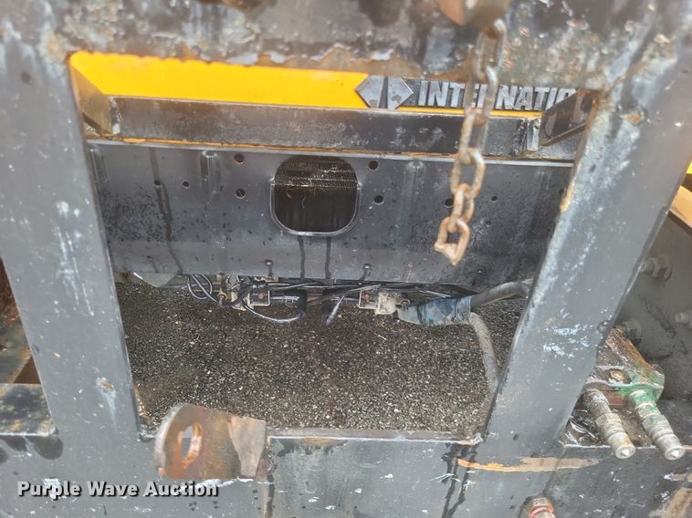 image for item EJ7882 2002 International 4900 flatbed truck