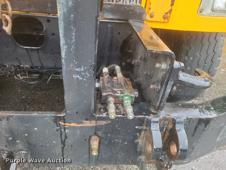 image for item EJ7882 2002 International 4900 flatbed truck