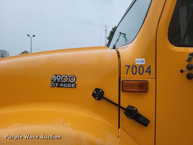 image for item EJ7882 2002 International 4900 flatbed truck