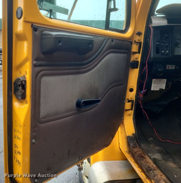 image for item EJ7882 2002 International 4900 flatbed truck