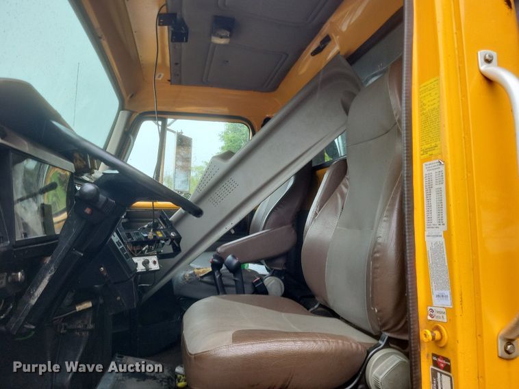 image for item EJ7882 2002 International 4900 flatbed truck