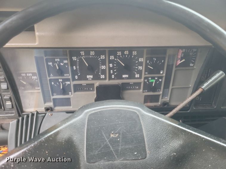 image for item EJ7882 2002 International 4900 flatbed truck