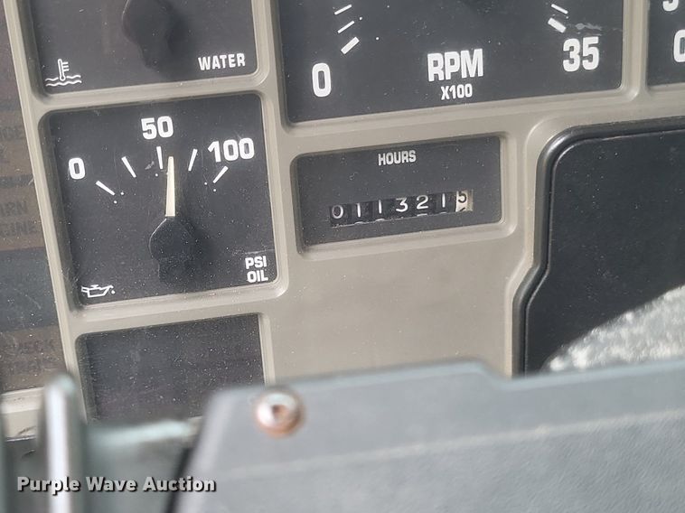 image for item EJ7882 2002 International 4900 flatbed truck