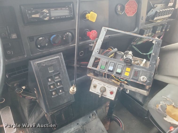 image for item EJ7882 2002 International 4900 flatbed truck