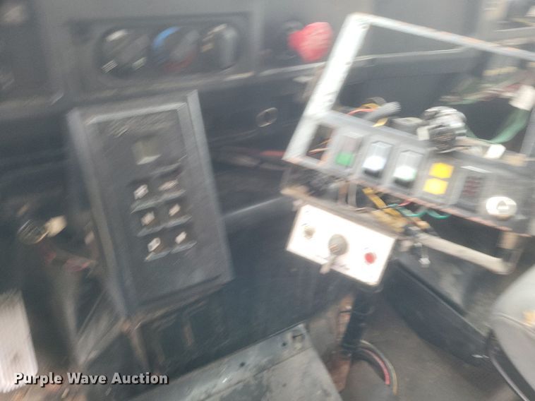 image for item EJ7882 2002 International 4900 flatbed truck