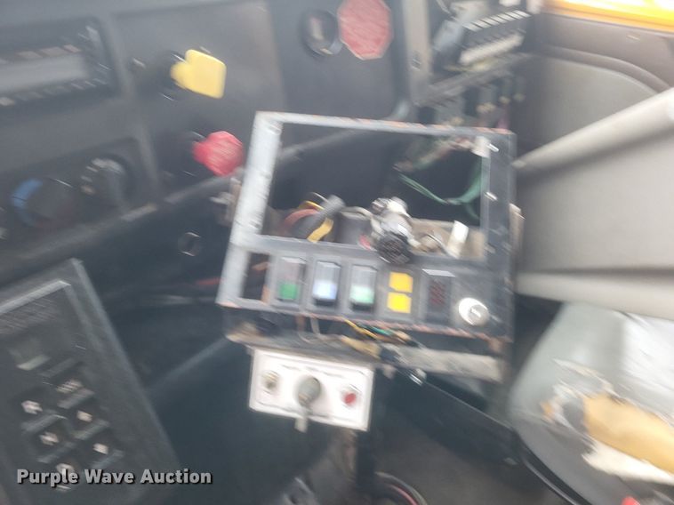 image for item EJ7882 2002 International 4900 flatbed truck