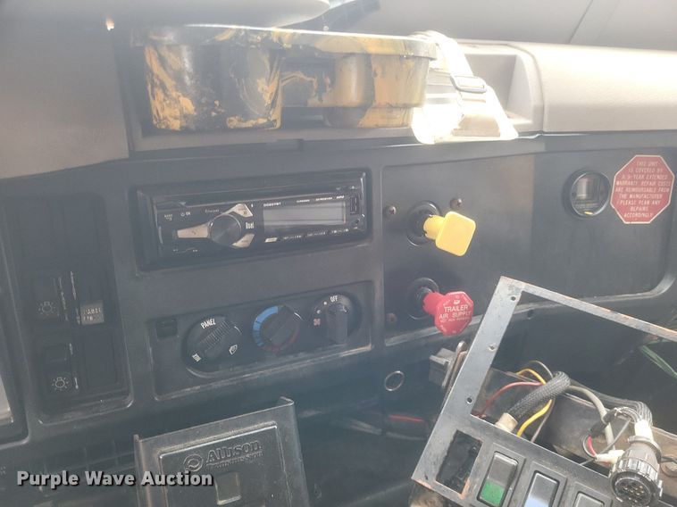 image for item EJ7882 2002 International 4900 flatbed truck